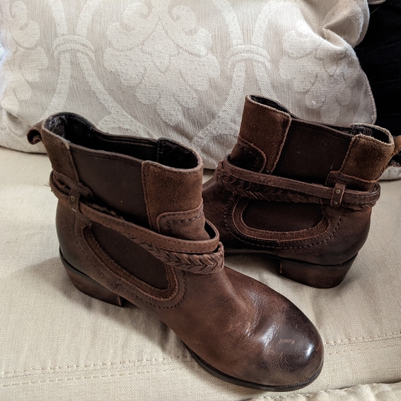 UGG Chelsea booties, sz 7.5 - Picture 5 of 16